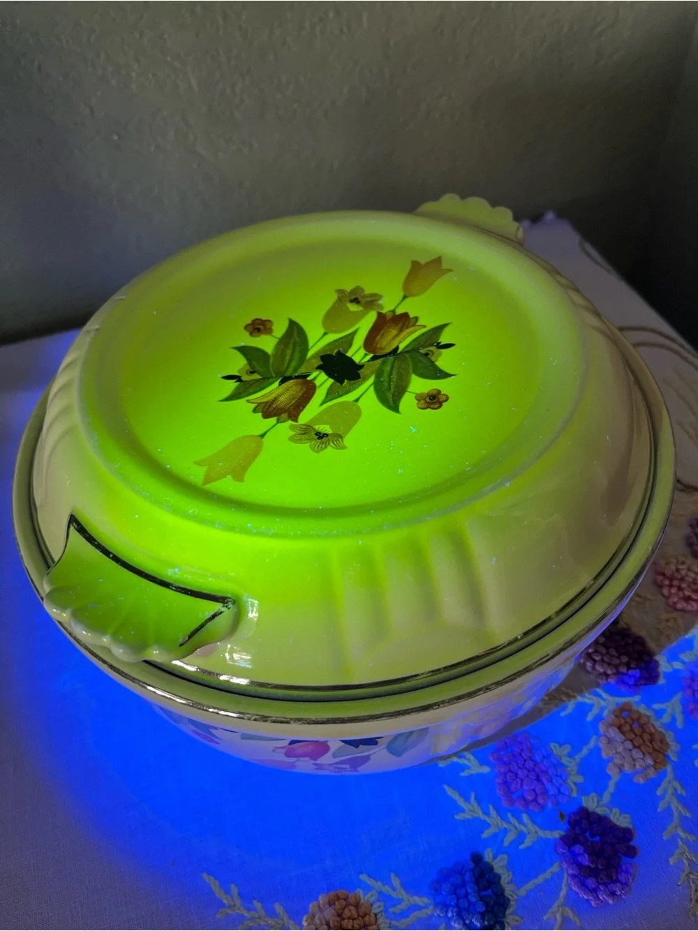 Vintage Hall’s Superior Covered Casserole – Radiance Shape Crocus/Tulip UV